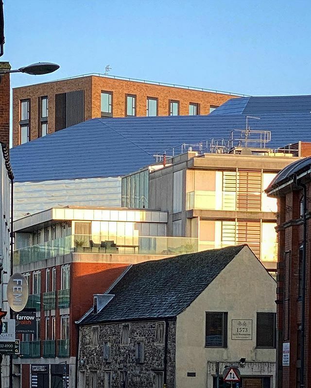 Architectural Contrasts😮 #leicester #england #le1oldtown #oldtown #oldgrammarschool #restaurant #highcross #shoppingcentre #cinema #apartments #prsscheme #contrast #architecture #modern #juxstaposition #morning #citycentre #thisisleicester #myleicest… ift.tt/30VdzWs