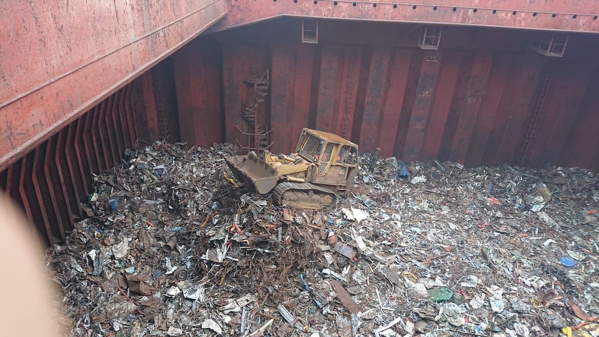 Hoftechniek's tweet photo. Vandaag zijn onze jongens weer op tournee in Frankrijk #schroot #machineverhuur #havenwerk #bulldozer https://t.co/9pi7OEAHBe