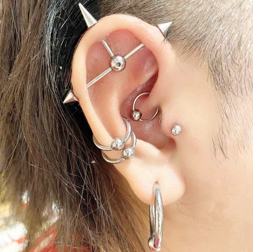 ボディピアス Redstar ボディピアスのお客様 16gダイス ビーズリング 内径10mm 耳の上部で 摘めるように峰状になっているところの耳の上部端が前から回り込んで中に向かっている部分のピアスです こちらの部位は14gもokです シンプルにビーズリングを ボディピアス Redstar ボディピアスのお客様 16gダイス ビーズリング 内径10mm 耳の上部で 摘めるように峰状になっているところの耳の上部端が前から回り込んで中に向かっている部分のピアスです こちらの部位は14gもokです シンプルにビーズリングを