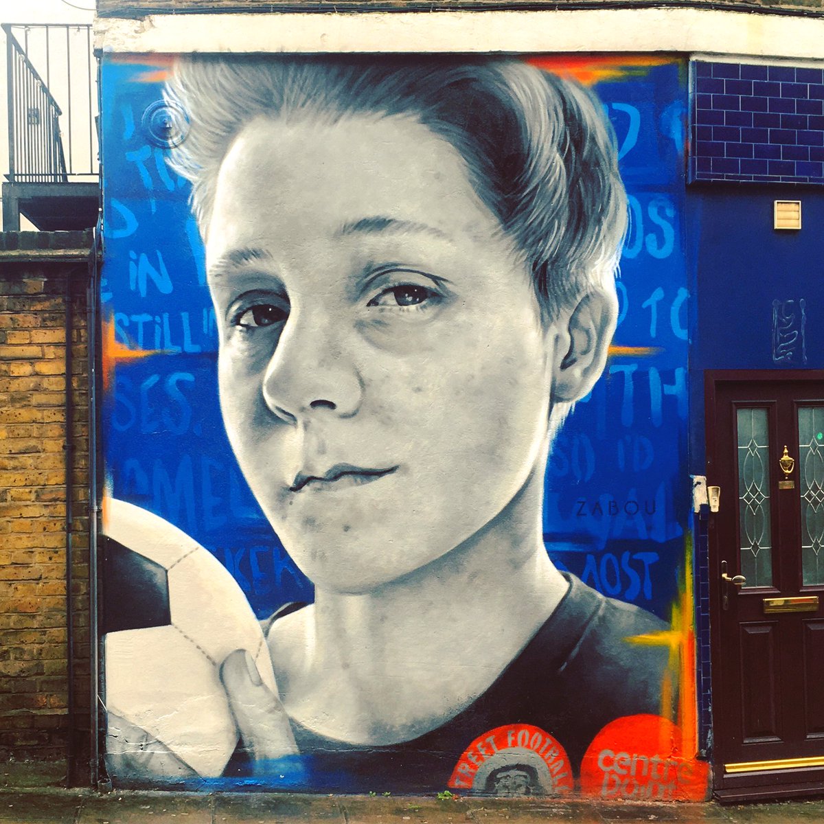 🎨 @zabouartist 🗺 Essex Road, London N1 📆 December 2019 #islington #streetart #graffiti #mural #centrepoint #streetfootball #ldnstreetart
