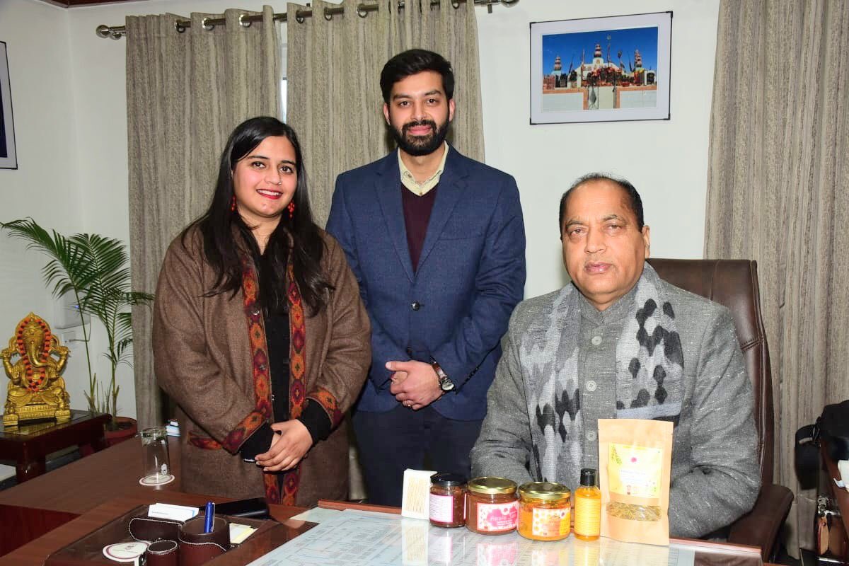 CMOFFICEHP's tweet photo. मुख्यमंत्री श्री @jairamthakurbjp जी से गत दिवस सामाजिक उद्यमी सिद्धार्थ लखनपाल और गौतमी श्रीवास्तव ने भेंट की।

दोनों ने एक स्टार्टअप शुरू किया है जिसका उद्देश्य जीविका उत्थान से ग्रामीण सशक्तिकरण करना है।

मुख्यमंत्री ने दोनों की पहल को सराहनीय बताया और उन्हें शुभकामनाएं दी। https://t.co/yEW4cHc1Xe