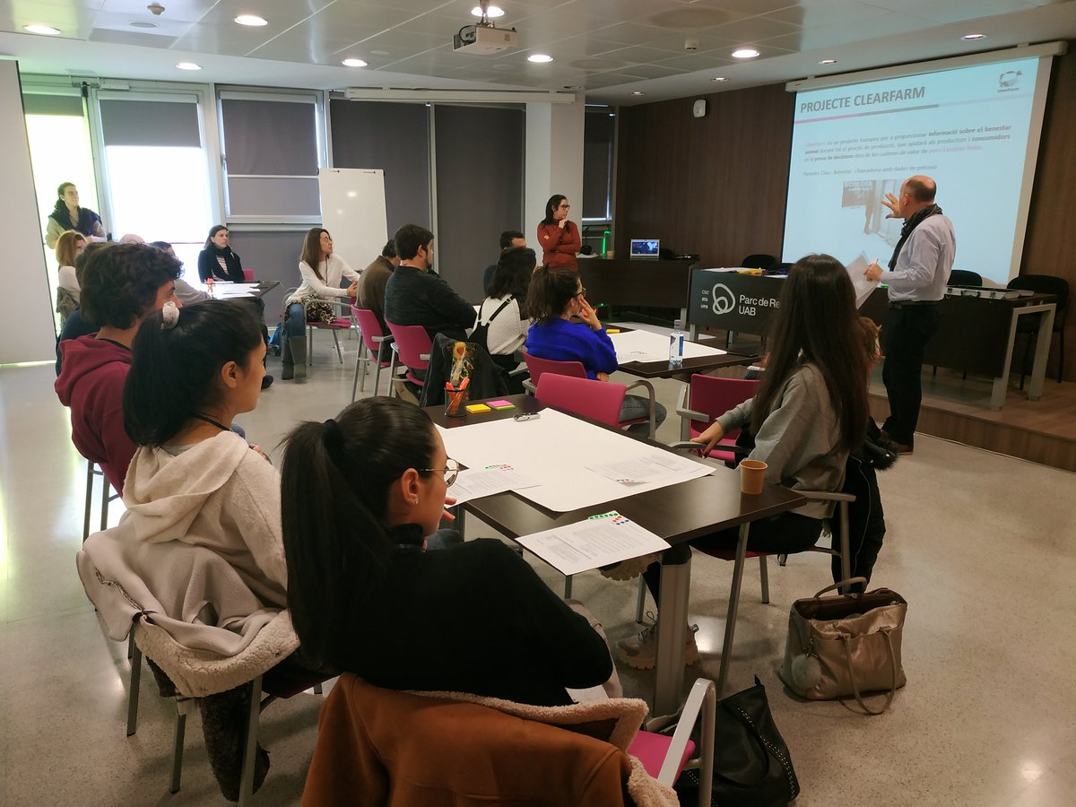 PRUAB's tweet photo. En el marc del projecte @ClearFarm, comencem un taller amb consumidors/es de carn de porc i llet de vaca per conèixer la seva opinió sobre #BenestarAnimal. 🐮🐷 https://t.co/4rR5KqrmU5