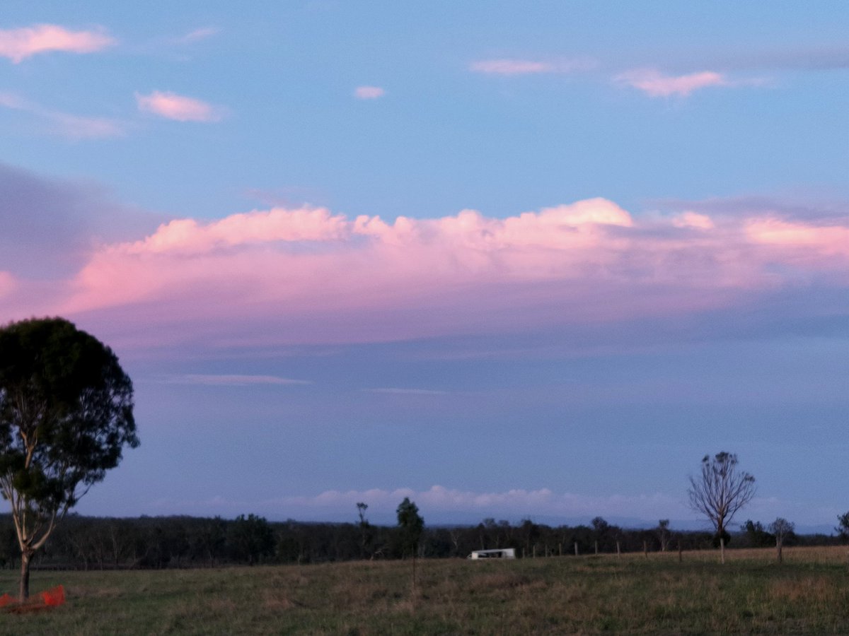 katek4307's tweet photo. A touch of #colour to see out the #weekend
#clouds #color #sunset #scenicrim #mutdapilly https://t.co/EnV84Z0Jy1
