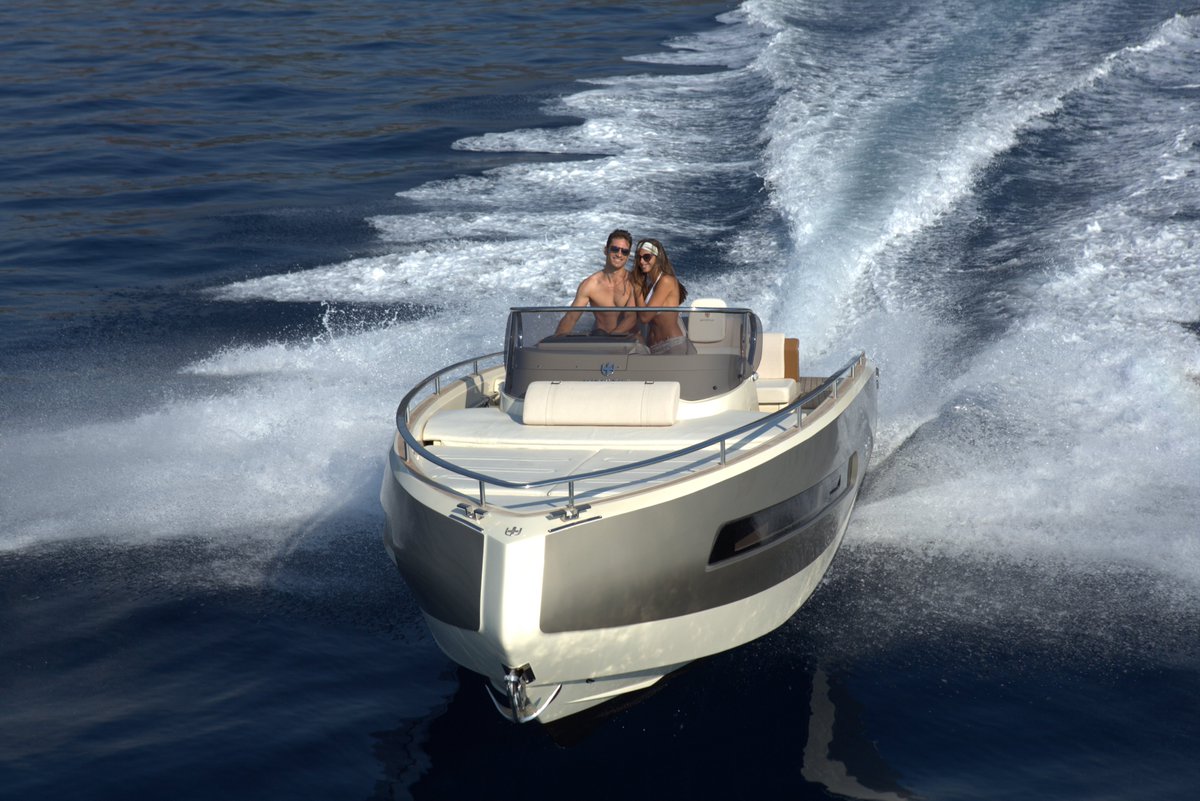 Empecemos la semana con la misma fuerza que nuestra Invictus GT280. ¡¡Buena semana a tod@s!! #invictusyacht #invictus #gt280 #marinagrup #marinaportginesta #nauticamar