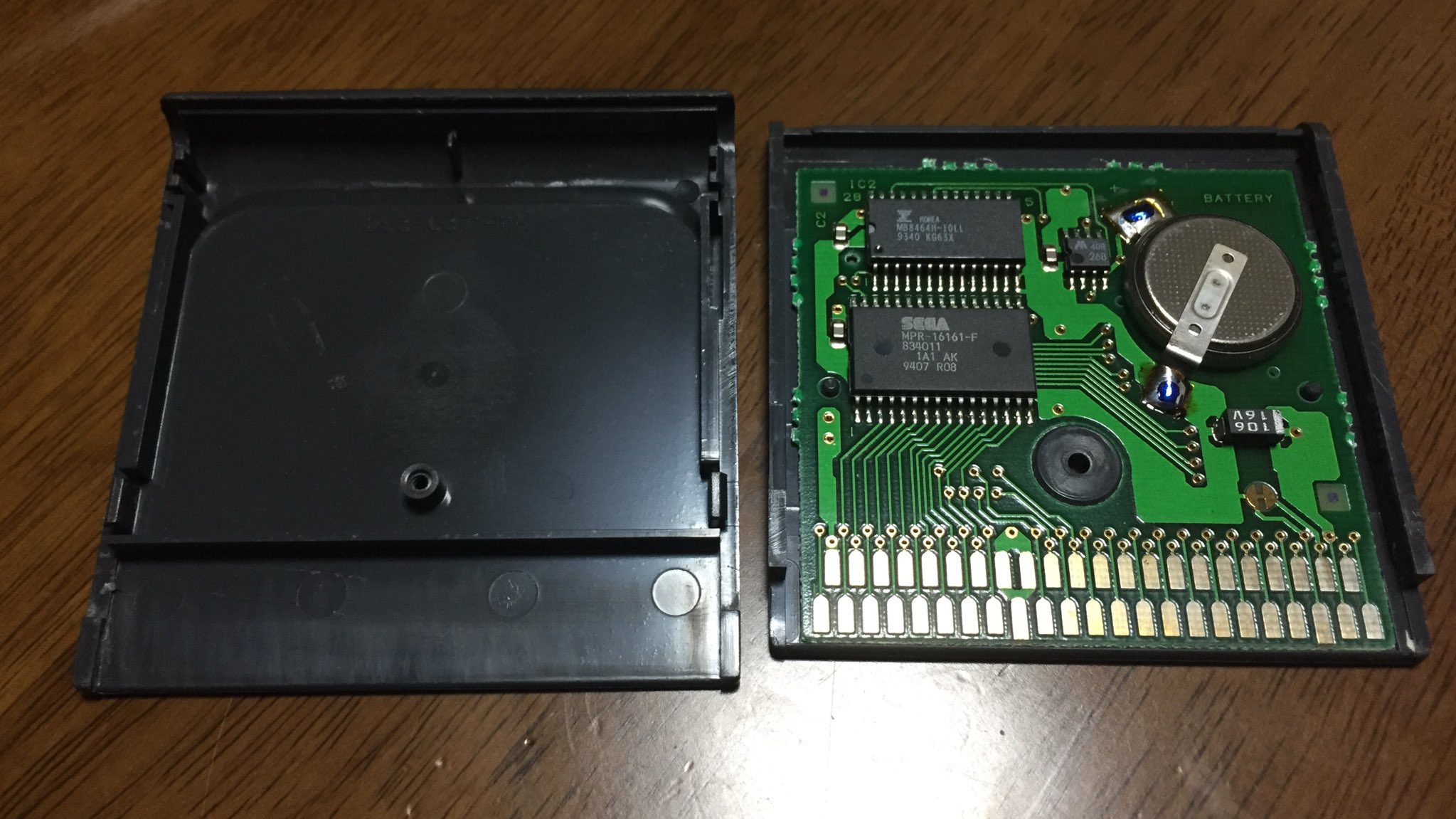 エスダブ コナミさんpc原人の新作をお願いします ゲームギアのソフトの電池交換情報って 検索しても出て来ないんですよね カセットの爪は 左右2つずつのようです F 割れなくてよかった レトロコンシューマー愛好会 ゲームギア 魔導物語 電池