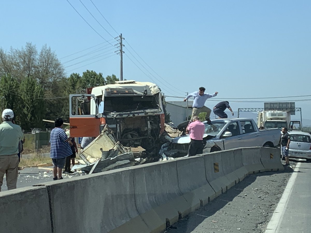 Robertomedina's tweet photo. Choque múltiple en ruta 5 dirección a Santiago. Al menos 5 vehículos involucrados. Altura San Francisco de Mostazal https://t.co/kUS34DcwGR