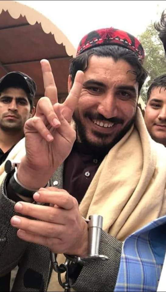 کلونه کیږي په خوبونو کي راتللې اشنا
ته خبر نه وي ما سندري درته کړلې اشنا
چي به خبره د پښتو چي د غیرت به سوله
نوم به دي نه وو په غزل کي مي راتللې اشنا
ما مي خوبونه تر فالبینه پوري نه دي وړي
ما د ایپي فقیر اورغوي کي کتلې اشنا
عبدالباری جھانی
#ReleaseMazoorPashteen https://t.co/zv9AxjFOlf