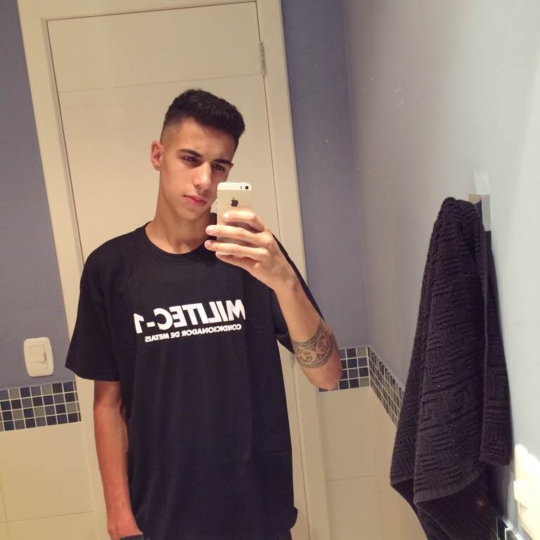 Polícia segue às buscas de jovem que matou três pessoas após briga de trânsito, na Zona Sul de Porto Alegre.

Saiba mais: bit.ly/36xiEFQ