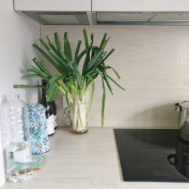 La déco de cuisine
Ou comment avoir un bouquet dans sa cuisine, et surtout une astuce conservation pour les poireaux trouvée chez @maison_minimaliste_zerodechet : posés à la verticale dans un peu d'eau, mes poireaux conservent mieux leur vitamines (contr… ift.tt/36r2JZr