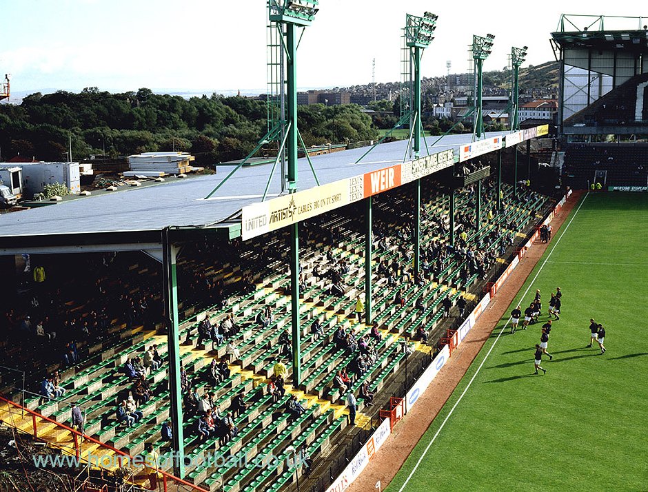 HOMESofFOOTBALL's tweet photo. That old sunshine stand, before the new sunshine stand took its place at Easter Road in Edinburgh
@HibernianFC #Hibs #Hibees

Photo ©stuartroyclarke
@UtilitaFootball #PoweringBritishFootball https://t.co/Jl0r2UK7XN