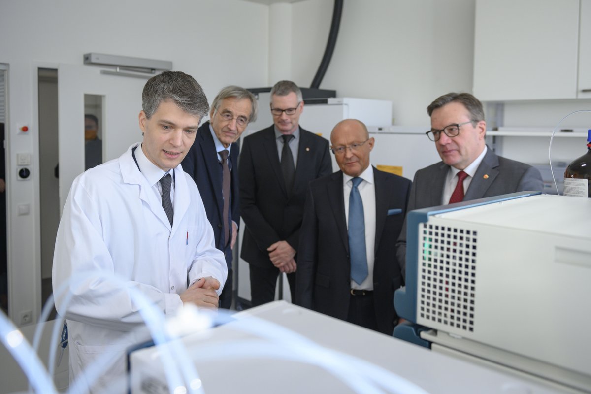 Der neue Professor für pflanzliche Wirkstoffforschung, Andreas Koeberle, mit den Ehrengästen. (Credit: MPI/Berger)