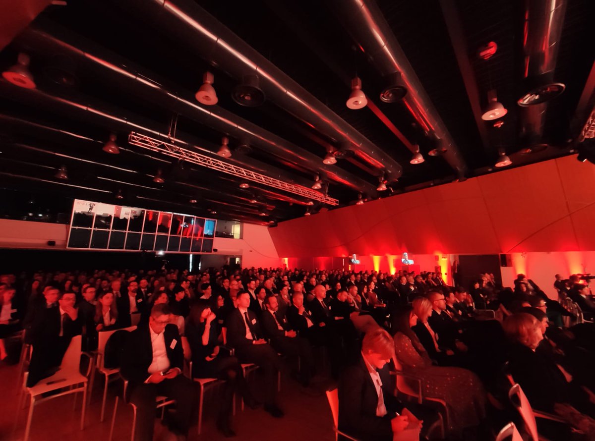rafzing's tweet photo. Siamo il perfetto connubio tra #tecnologia, #digitale e intelligenza umana. Questa la struttura portante del nostro modo di Fare Banca. #onebankoneroad https://t.co/NNZ7roeEx7