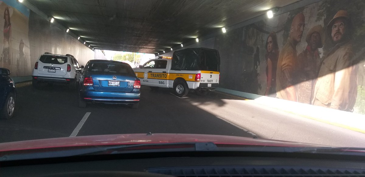 ma_moni's tweet photo. @Claudiashein @C5_CDMX esta camioneta está atravesada en el paso a desnivel de Churubusco y Tlalpan sin ningún motivo, sólo obstaculizando el tránsito https://t.co/tMqtD5vE3M