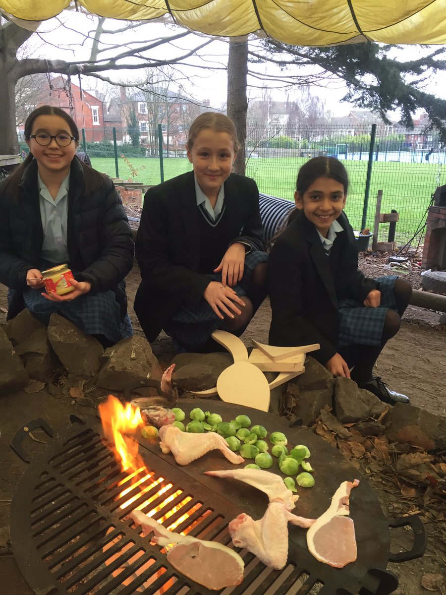 NGHSoutdoors's tweet photo. January Firepit Friday @NottmGirlsHigh #outdoorlearning #chickenwings #baconbutties #veg #firepitchat #wellbeing https://t.co/TzAS5Rgi8o