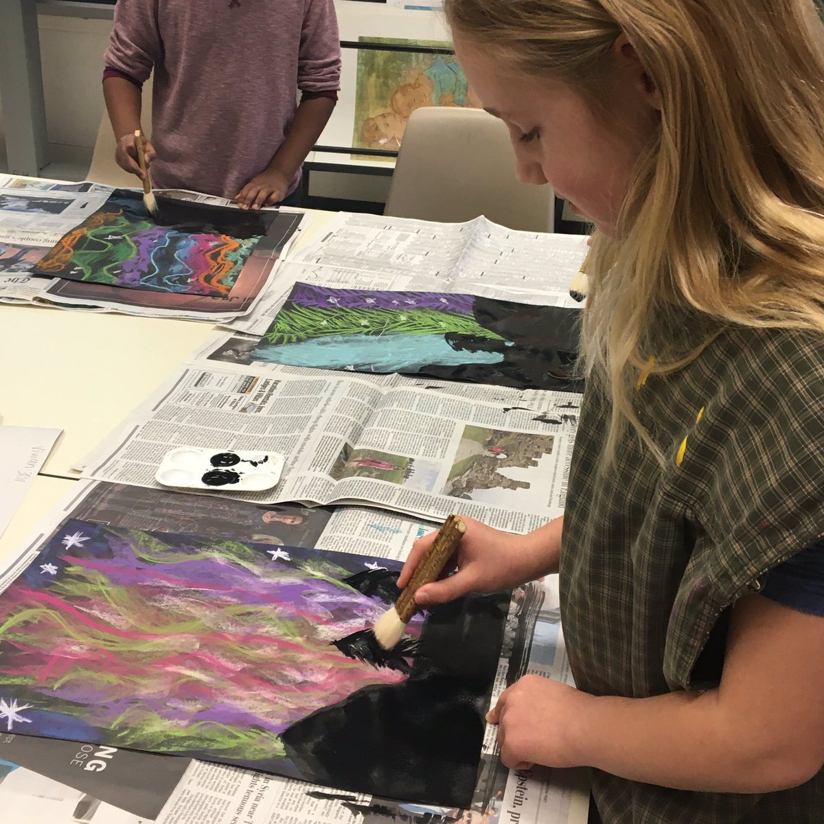 SCESart1's tweet photo. Artists are pretty good at innovation just for the sake of trying something new! Mrs Abbot’s 3rd graders got to try out Chinese hake brushes and sumi-e ink to add a horizon to their northern lights sky. Who knew that natural brush bristles would be such a hit?! #SCES20 https://t.co/yL1hYQz1mj