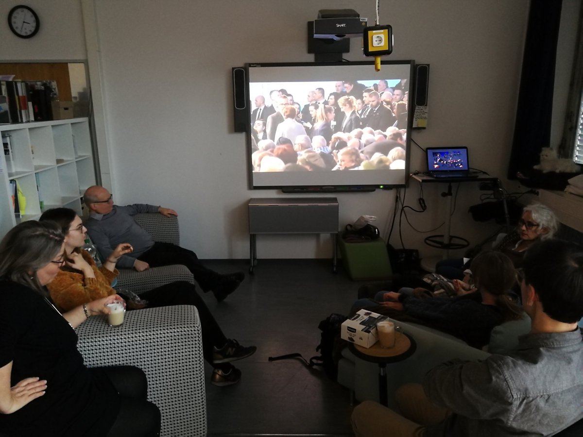 schoolisopen's tweet photo. Jetzt live! Gedenkveranstaltung zum 75.Jahrestag der Befreiung von Auschwitz @AuschwitzMuseum bei uns im #EducationLab R2.108/Geb.216 @UniCologne oder im Livestream https://t.co/5npWbM4gqD