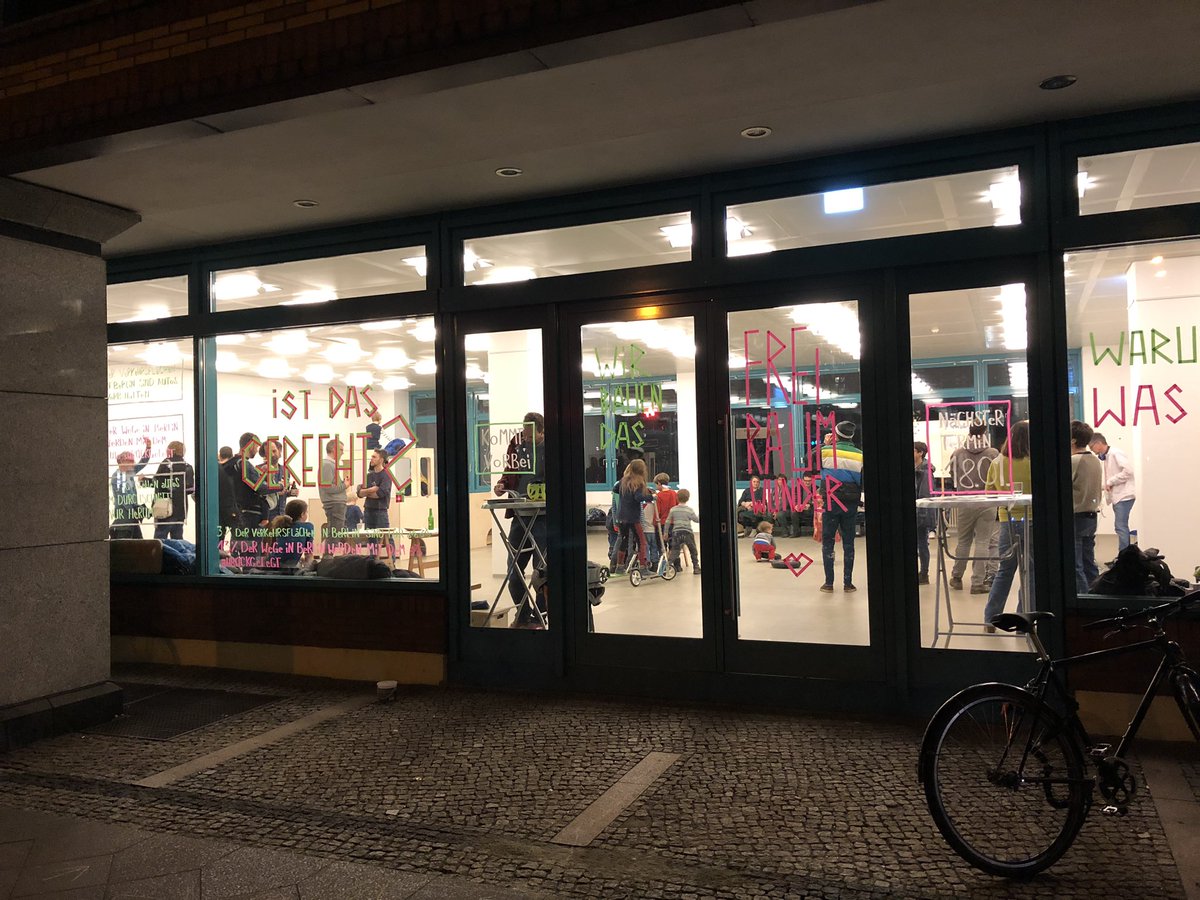 Großer Andrang gestern bei der feierlichen Enthüllung des <a href="/freiraumwunder/">freiraumwunder</a>‘s. Es fehlen noch Räder und Lackierung. Der Erfinder persönlich war ebenfalls vor Ort. Es wird grandios! 🎉