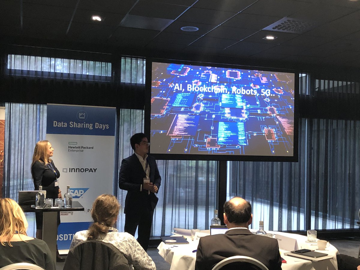 It’s now time for <a href="/rob_viana/">Roberto Viana ☮️🇺🇦</a>’s presentation at #DSDTheHague. Let’s dive into a use case and explore different aspects of data sharing!