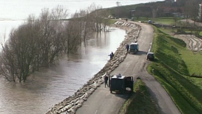 Brand in #Duiven blijkt gezinsdrama, herinneringen aan het #hoogwater van 25 jaar geleden en wie wordt de sportpersoonlijkheid van het Jaar?