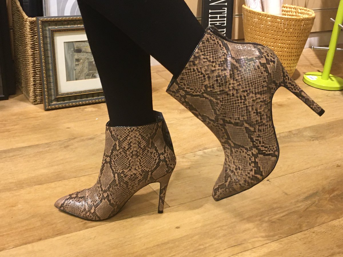 Ready to walk your walk? Well do it in shoes that make you feel good, for half the price. Come down to Oxfam in Chippenham and grab yourself a bargain.
#Secondhandstyle #Chippenham #Shoes #Oxfam #sustainable