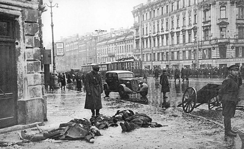 WWIIpix's tweet photo. World War II Facts: Russian casualties during the siege of Leningrad were bigger than combined American and British casualties during the entire war.

The Soviet NKVD arrested over 2,100 cannibals during the siege. #WW2 https://t.co/G355g61r9s
