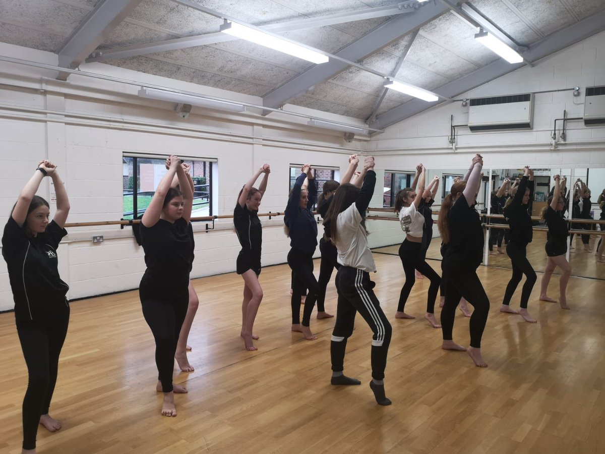 BohuntArts's tweet photo. Alumni: Hannah Malone teaching a commercial workshop for our lovely dance leaders! Thank you for joining us! https://t.co/GpX303r7gv