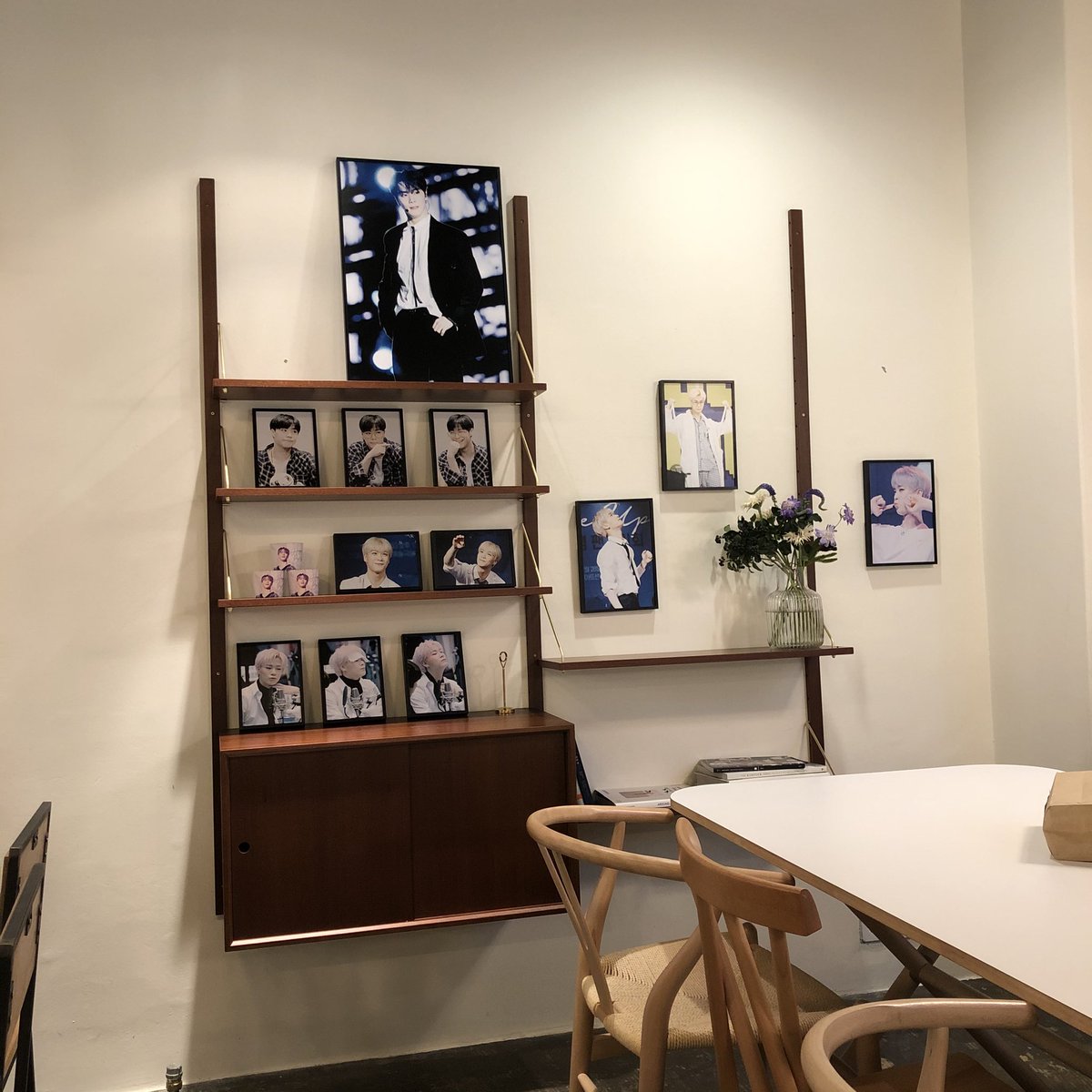 Binmoon_dal's tweet photo. 6. 커피부스 #odetomoonbin 
#내모든것_나의전부_빈이
#가장_소중한_달에게
오드님 영상회 못 간 마음 카페에서 다 풀고 온 것 같아요🔮 빈스퀵 달 너무 예뻐서 먹기 아까운 마음,, 오드님 사진 언제 봐도 너무 감동적인 것🤣 잘 즐기고 왔습니다🙏🏻 예뻐요 예뻐! https://t.co/SXt81uBXVU