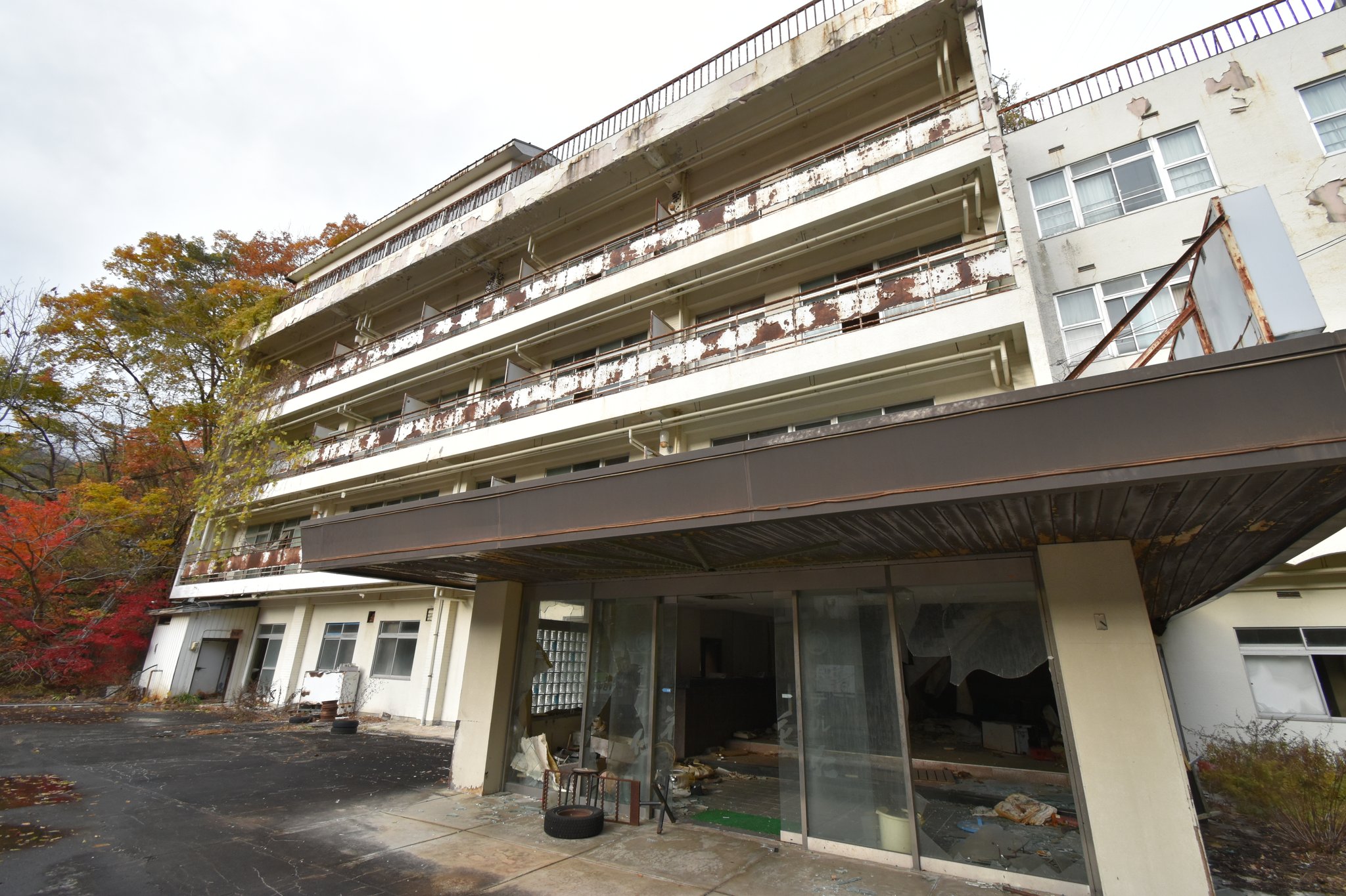 Twitter 上的 かわうそ 岩手心霊スポットツアー 花巻市 ホテル花仁 台温泉の入口にある幽霊廃ホテル 1960年代に開業したようだが10年前から廃墟化 不穏な噂などは無いようだが 内部は人的破壊と雪害による崩壊が顕著 女性の霊が出ると囁かれている T
