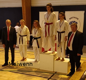KarateClubLandi's tweet photo. Les 2 médaillés de bronze Landivisiens, Maiwenn et Sébastien. Championnat et coupe kumité de Bretagne ce dimanche à Guidel. #karate #Bretagne #Landivisiau #emojibzh https://t.co/EBdcCm0lWy