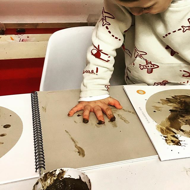 tactilehead's tweet photo. 🖐The experience with mud prints will be captured forever thanks to the Art Portfolios that are documenting the journey of discovery of natural materials.

In this activity, children didn’t only get to experience mud using their hands and fingers but … https://t.co/E4HuGd1xMQ https://t.co/bDvhdUUtzR
