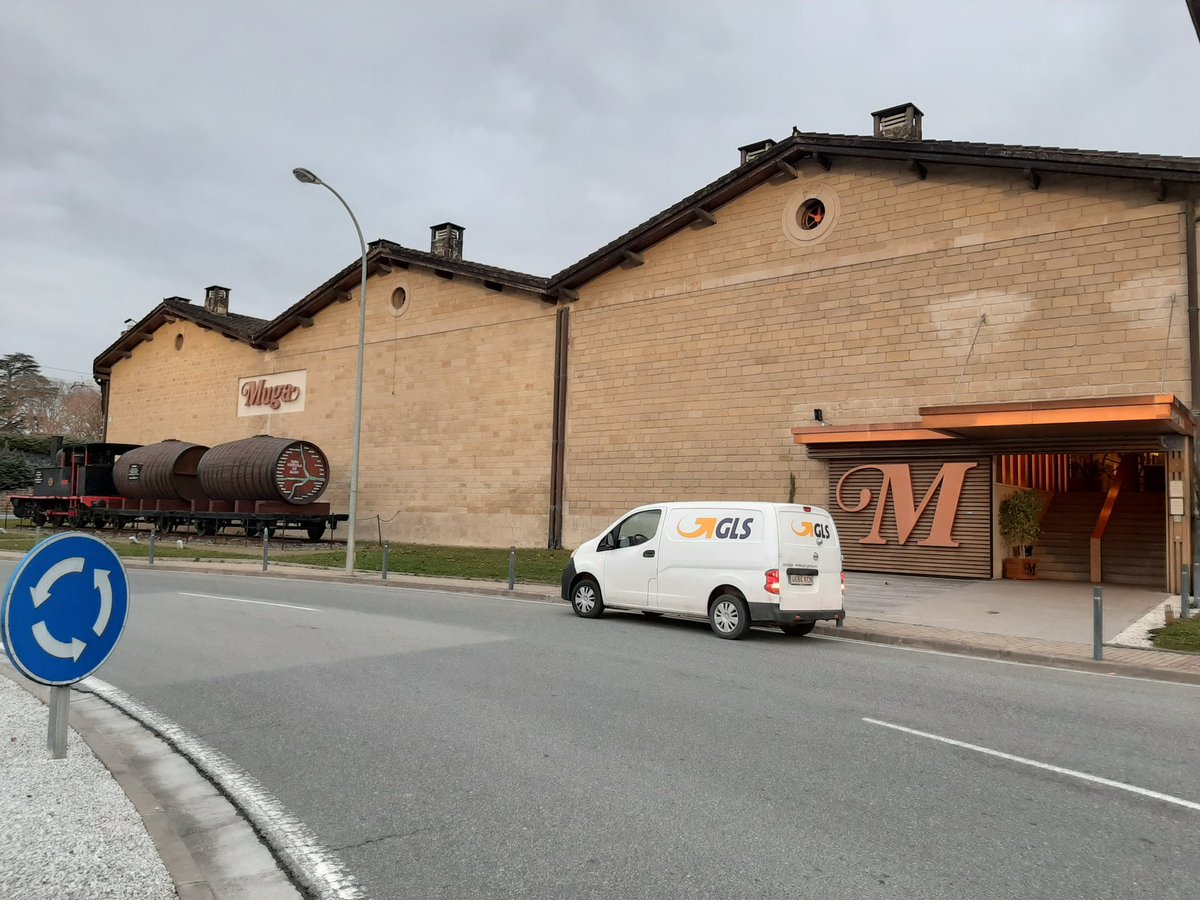 PedroArrietaGLS's tweet photo. Repartiendo en bodegas de La Rioja. https://t.co/qgbISPO9Qb