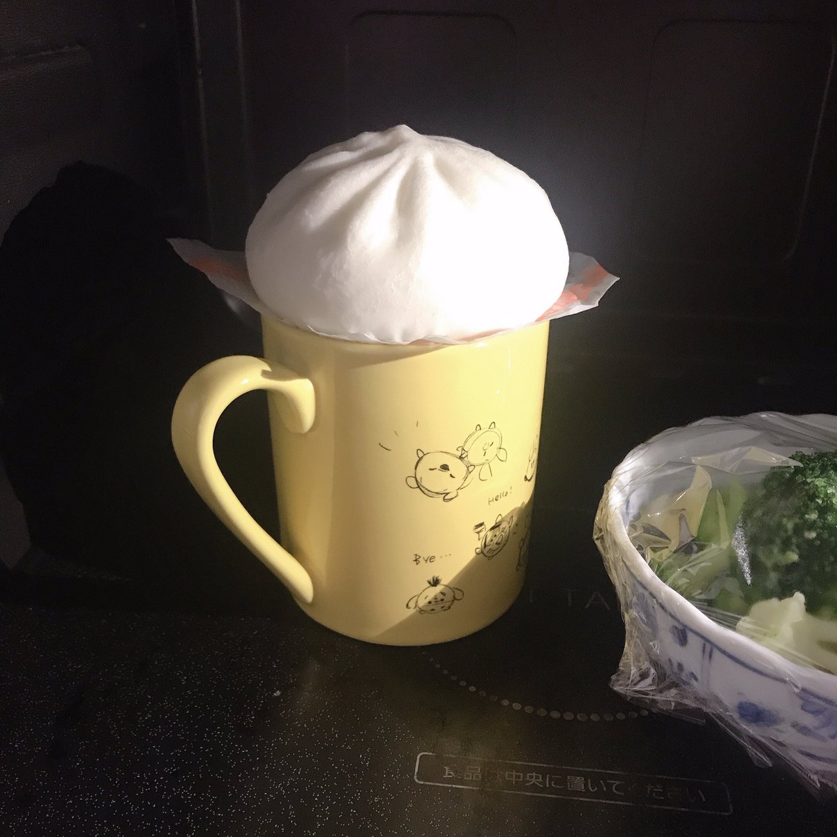 ট ইট র Marie 冷凍肉まんの温め方 1 冷凍肉まんを水で濡らす この時ついでに下の紙をペロンとはがしてからもう1回貼り直すと 肉まんの皮がくっつきません 2 1 3程度水を入れたマグカップの上に置いて 500w4 5分チン ふっくらあったかい肉まんになり