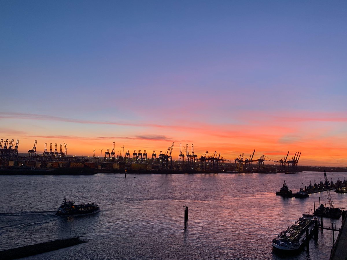 Monday blues? Not over here!  

Aya Akl, QA Engineer, captured this sunset from our #Hamburg office last week and we just had to share 📸

Want to know more about what it's like at FREE NOW? 

Check out our blog 👉fal.cn/36dPN

#movelikeyou #insidefreenow