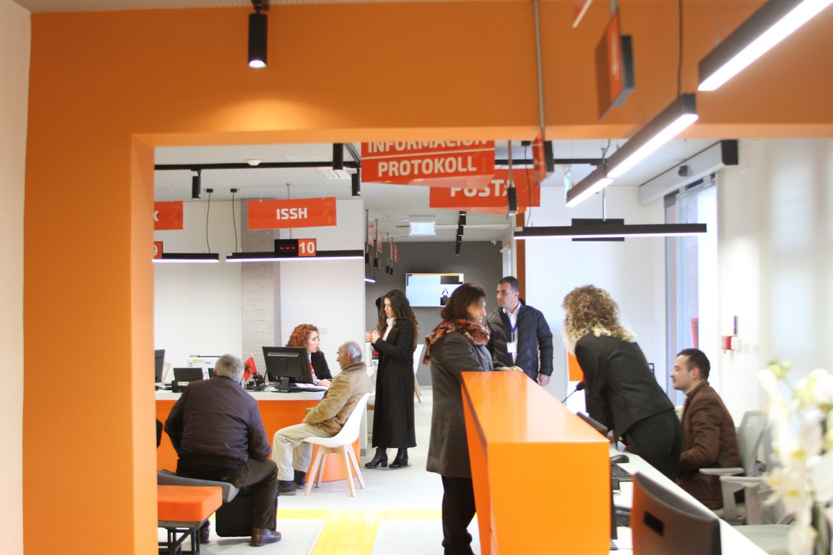 ADISA_Al's tweet image. Qendra #ADISA, do të asistojë 130 mijë banorët e bashkisë Lushnje për 472 shërbime online përmes 
@e_albania si pjesë e #REVOLUCIONIDIGJITAL2020.
Në #ADISA Lushnje 👉70 shërbime vendore të Bashkisë në kushte komode me standarde Europiane.
#Shërbimepublike për #ShqipërinëqëDuam