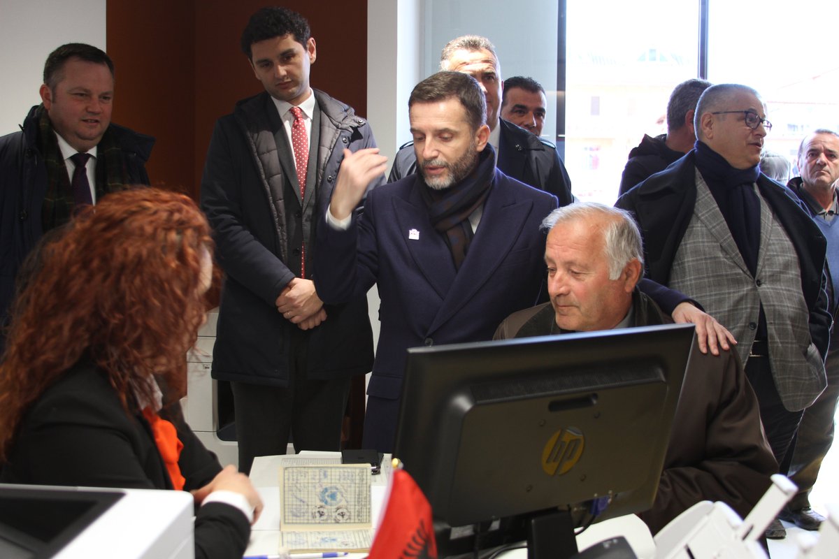 ADISA_Al's tweet image. Qendra #ADISA, do të asistojë 130 mijë banorët e bashkisë Lushnje për 472 shërbime online përmes 
@e_albania si pjesë e #REVOLUCIONIDIGJITAL2020.
Në #ADISA Lushnje 👉70 shërbime vendore të Bashkisë në kushte komode me standarde Europiane.
#Shërbimepublike për #ShqipërinëqëDuam