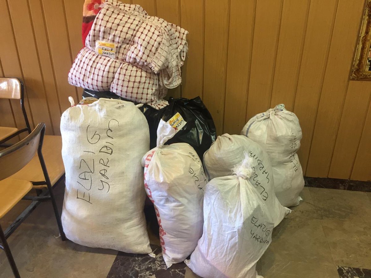 Emanetlerinizi teslim aldık. Elazığdaki depremzedelere gönderilmek üzere yola çıkıyor. Allah yardım edenlerden razı olsun #iyilik kazanacak #elazig