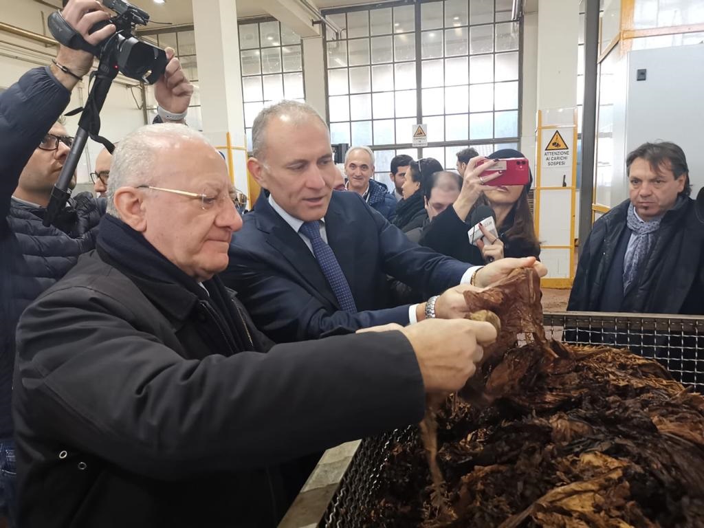 Manifatture's tweet photo. Il Presidente della @Reg_Campania @VincenzoDeLuca accompagnato dal nostro AD @mariotts1 in visita allo stabilimento di Cava de' Tirreni dove vengono prodotti oltre 100 milioni di sigari a marchio Toscano. https://t.co/cYO3zaRYsa