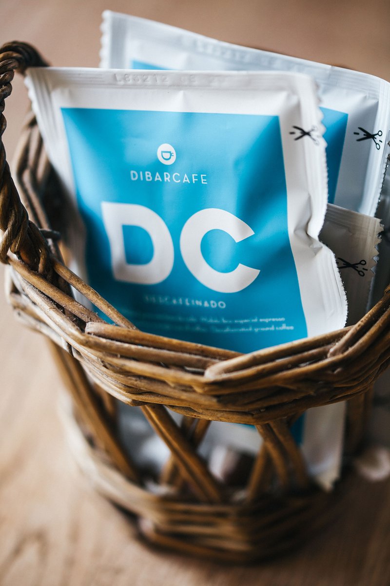 dibarcafe's tweet photo. Es cierto, a algunos los lunes nos sientan mejor sin cafeína. Y para eso está el descafeinado, en monodosis por ejemplo. Un lunes azul y sin cafeína #dibarcafe #descafeinado #monodosis #barcelona #coffee #roasters #bcn #cafeteros #cafe #decaf #coffeelife #felizlunes #happymonday https://t.co/cJWbTk7tV9