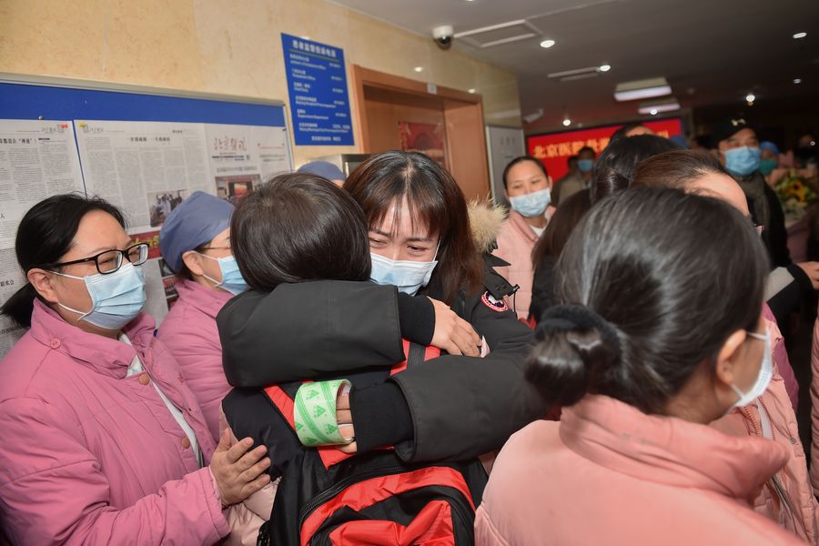 XHNews's tweet photo. #DailyChinaBriefing on Jan. 27:
1. 2,744 cases of new coronavirus pneumonia confirmed in China https://t.co/XHYof90ubw
2. Medical teams across China to aid Hubei's coronavirus control https://t.co/UvZRnQmlmz
3. China extends Spring Festival holiday https://t.co/aUG3o5NZJf https://t.co/K6XpTz3swG