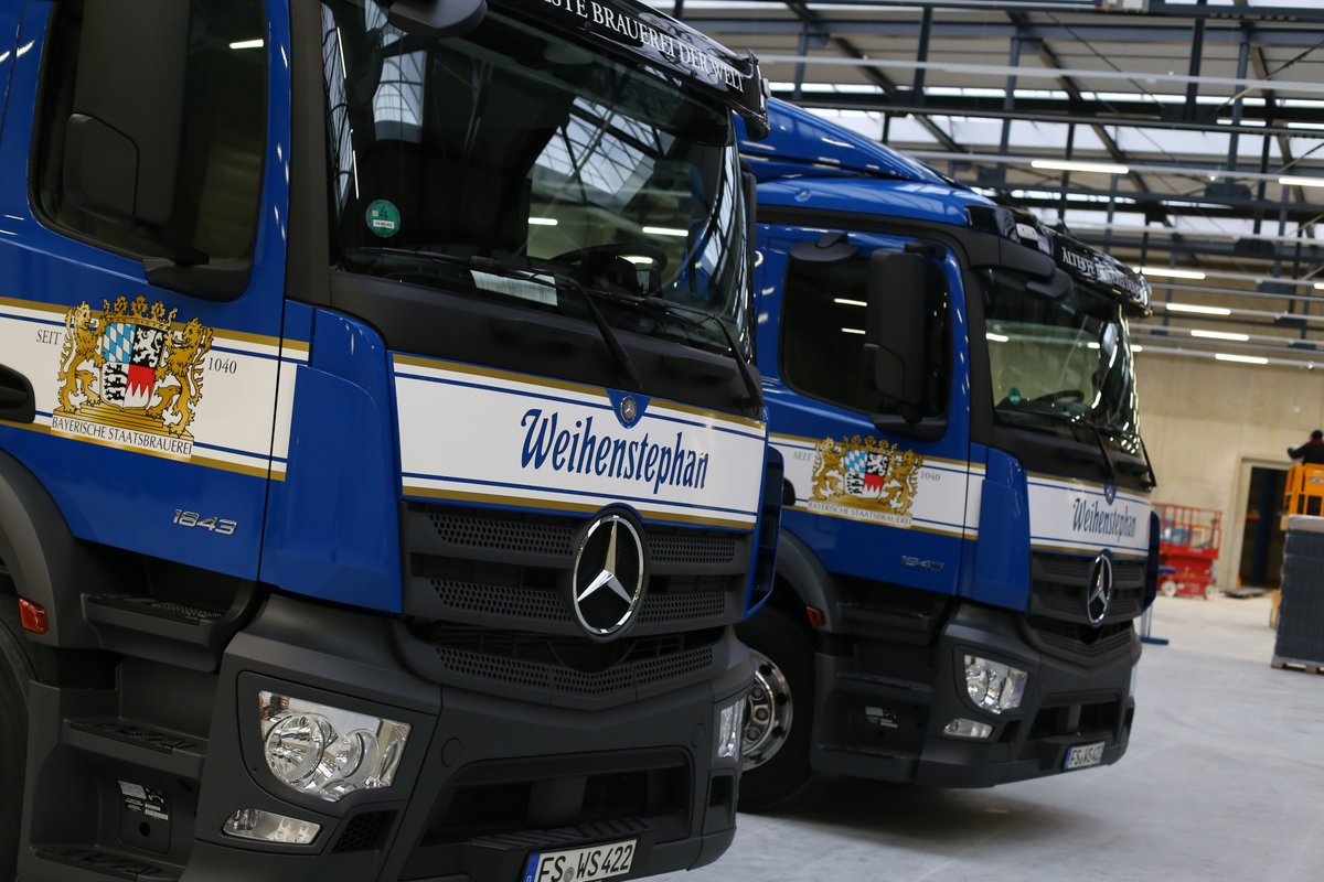 Diese beiden Schönheiten fahren jeden Tag zwischen Brauerei und Logistikzentrum hin und her - um unser frisch abgefülltes Bier gleich in unser Lager zu bringen. :) #weihenstephan #beer #beeroclock #lager #logistics