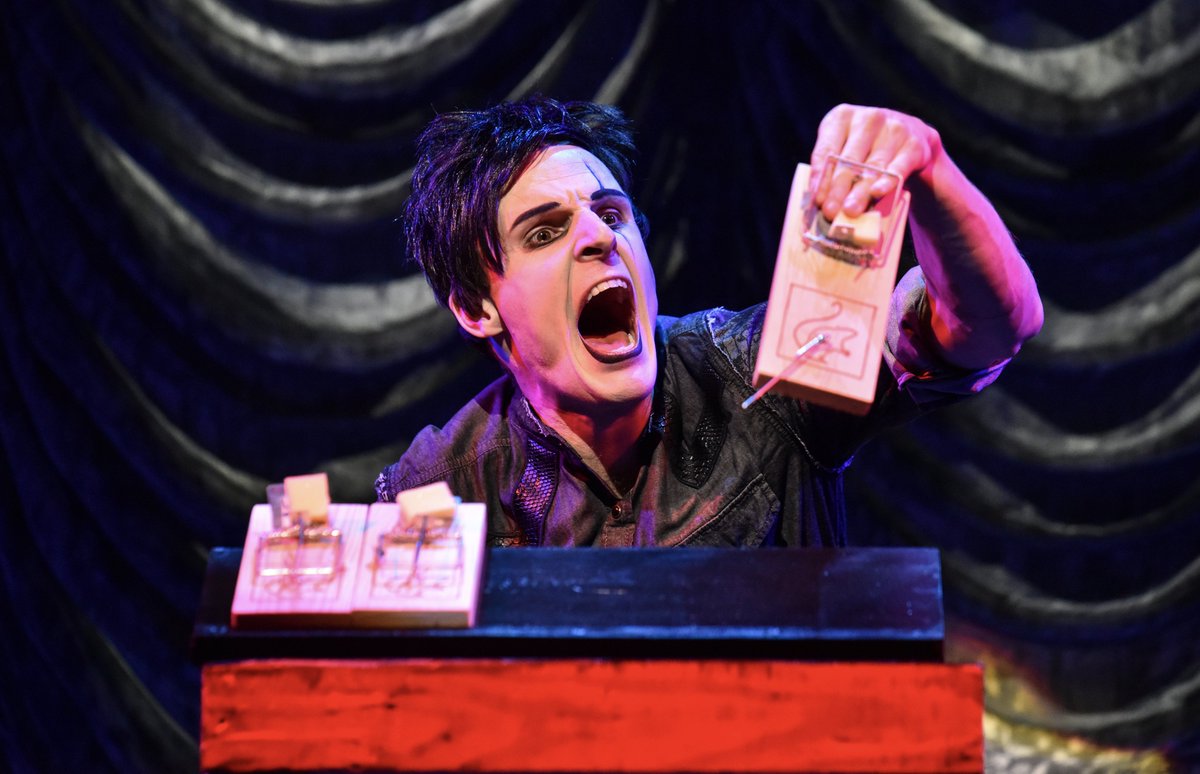 TheArtsShelf's tweet image. #MagicGoesWrong has extended its West End run at the Vaudeville Theatre until 30th August 2020!

👉 wp.me/p2HOoN-Iku