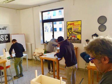CulturaleGru's tweet image. Sabato si è conclusa la formazione intensiva sulle basi della falegnameria. I ragazzi si sono impegnati nella costruzione delle cassette da lavoro che serviranno per l’assemblaggio delle casse del sound system. 
#vincitoripin #PINgiovani
ARTI Puglia Regione Puglia