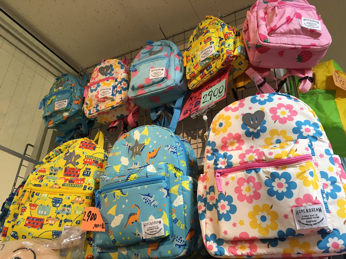 Hide Seek 下松店 商品情報 当店では カラフルでかわいいキッズリュックが充実しています お値段も1000 00円台とリーズナブル 色んな柄があるので 迷っちゃうな O ゆめタウン下松 キッズリュック 丸高衣料 イエローフェイス