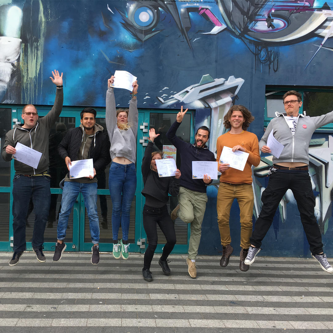 #photooftheweek 🇩🇪 • Jump around! The street educators of #JugendamtStadtDüsseldorf are celebrating the successful completion of the Mobile School follow-up training.