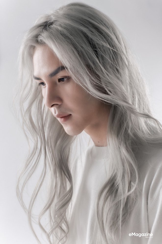 MingSeal's tweet photo. Sometimes I wonder if he was really a man 😂😂😂 He’s even much more beautiful than me - a girl 😂😂😂 

#DenisDang #LighterStar #DeniStar https://t.co/tNb7jhoRlH