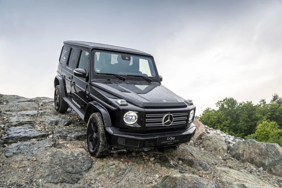 BlueChipDealers's tweet photo. Mercedes-Benz will be introducing an additional G-Class to South Africa. Dubbed the G400d. It features a 3.0-litre turbocharged 6-cylinder turbodiesel motor with 243 kW and 700 Nm.

Mercedes-Benz claims a 0-100 kph time of 6.4 seconds and it'll hit a top speed of 210 kph. https://t.co/A1oSFDFD4Z