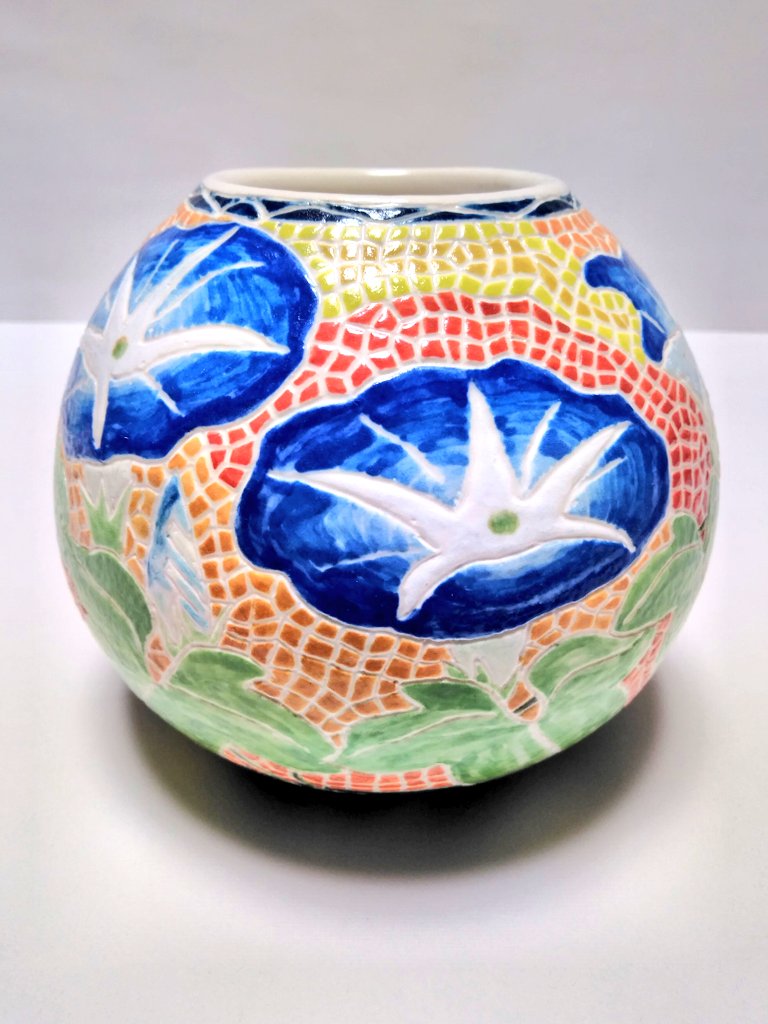 ｋakira モザイク柄 アサガオを描いて可愛く仕上げた花瓶です 飾っておいても楽しいで す 陶芸 陶器 花瓶 花器 可愛い陶器 アサガオ モザイク柄 ハンドメイド