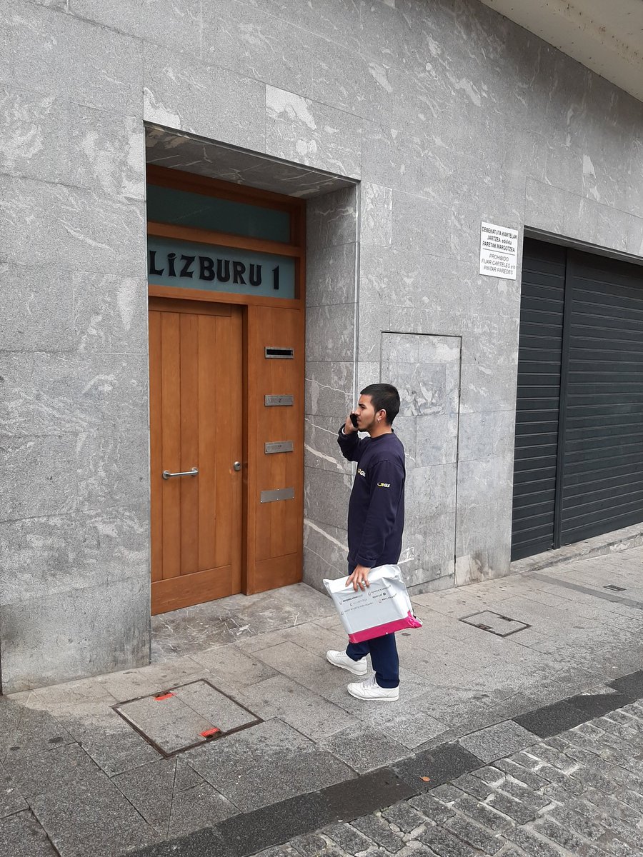 davidsanchezGLS's tweet photo. Ausente??? Nuestro mensajero Luis llama a la destinataria y nos da una dirección alternativa. 
Entrega realizada y cliente satisfecho. #driverday @GLS_Spain https://t.co/QGtlUhIJn2