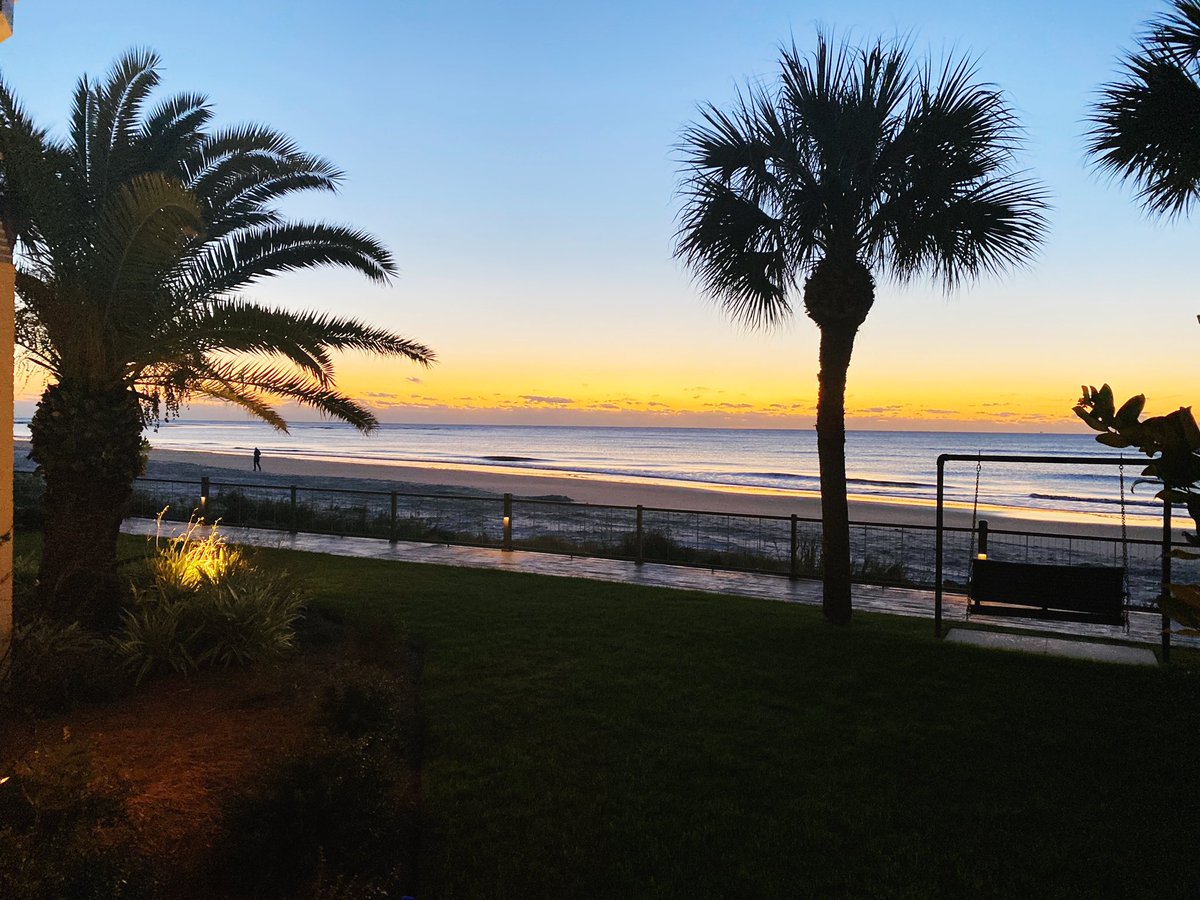 Sunrise on #StSimons is my favorite time of day. In the winter the air has a snap of chill to it, and the colors are so vibrant.
#Sponsored #kingandprince #eatdrinkECHO #travel https://t.co/pNYAYVeCiE