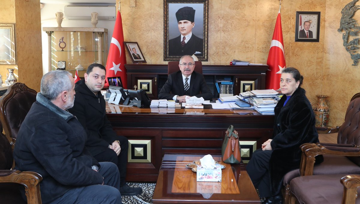 Mardin_Valiligi's tweet photo. Vali/Büyükşehir Belediye Başkan V. @MustafaYMN Şehit Ailesi ile birlikte. https://t.co/uwUUKoTAVR